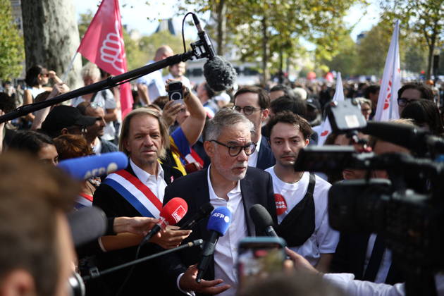 Politics At Student Demonstration - Paris Parti Socialiste (PS) first secretary Olivier Faure arrives at the start of a demonstration part of a nationwide day of actions called by high-school students, joined by unions and teachers, who for days have been demanding better learning conditions in protests punctuated by violent confrontations in Paris on October 6, 2026. Students have blocked the entrances to hundreds of high schools for 15- to 17-year-olds since late September, complaining of missing teachers, overloaded timetables, dilapidated classrooms and buildings that cannot cope with rising temperatures. Photo by Raphael Lafargue ABACAPRESS.COM Paris France  Copyright: xLafarguexRaphael ABACAx