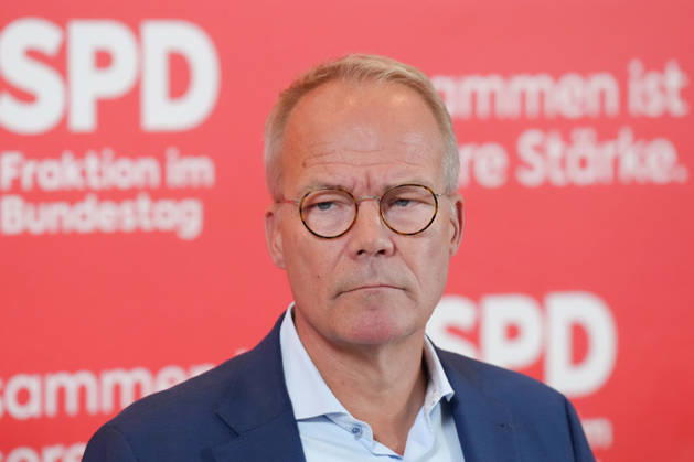 SPD press conference ahead of the parliamentary group meeting: SPD parliamentary group leader Matthias Miersch, pictured with a serious expression during a press statement ahead of the parliamentary group meeting at the German Bundestag, Berlin, October 6, 2026, Berlin, Berlin, Germany