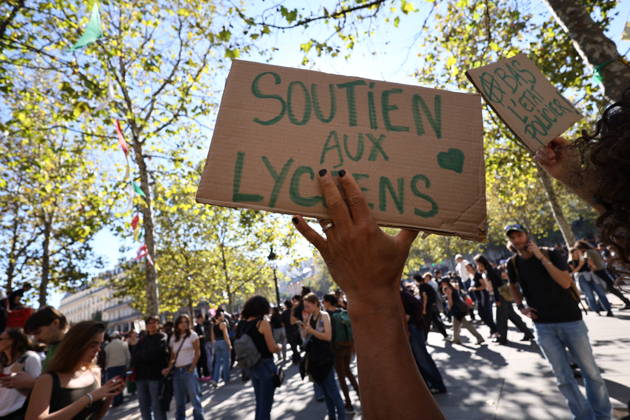 Student Demonstration - Paris Sudents are gathering at the Republique Square to protest against the current state of public education, once again, on October 6, 2026, in Paris, France. They demand more resources for the national education system, and raise against the far right party - le Rassemblement National. Photo by Raphael Lafargue ABACAPRESS.COM Paris France Copyright: xLafarguexRaphael ABACAx