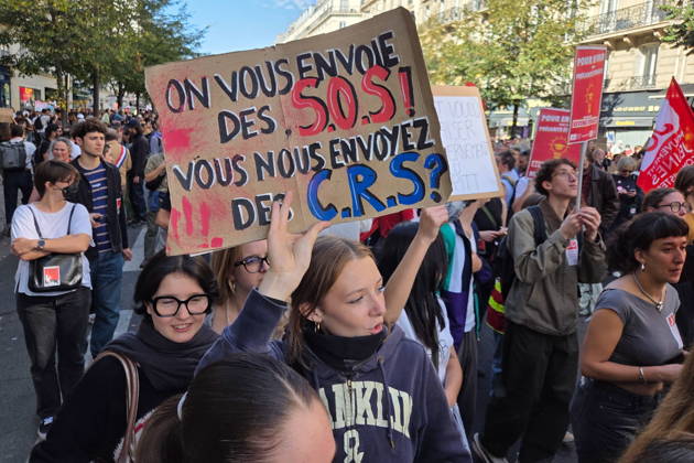 FRANCE, PARIS - OCTOBER 6, 2026: Students of high schools and universities come to city s streets to protest against overloaded schedule, shortage of teachers and other problems occured in the education system. In some places, protests have turned into riots and clashes with police officers. Dmitry Orlov TASS 98868612