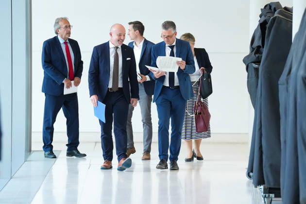CDU and CSU Press Conference Ahead of the Parliamentary Group Meeting The two parliamentary group leaders, Alexander Hoffmann (CSU) and Thorsten Frei (CDU), walk energetically together through the hallways of the Reichstag building on their way to a press statement ahead of the parliamentary group meeting in the German Bundestag, Berlin, October 6, 2026, Berlin, Germany