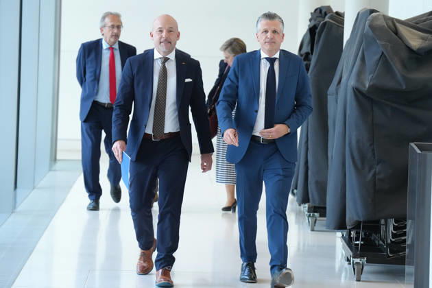 CDU and CSU Press Conference Ahead of the Parliamentary Group Meeting The two parliamentary group leaders, Alexander Hoffmann (CSU) and Thorsten Frei (CDU), walk energetically together on their way to make a press statement ahead of the parliamentary group meeting at the German Bundestag, Berlin, October 6, 2026, Berlin, Germany