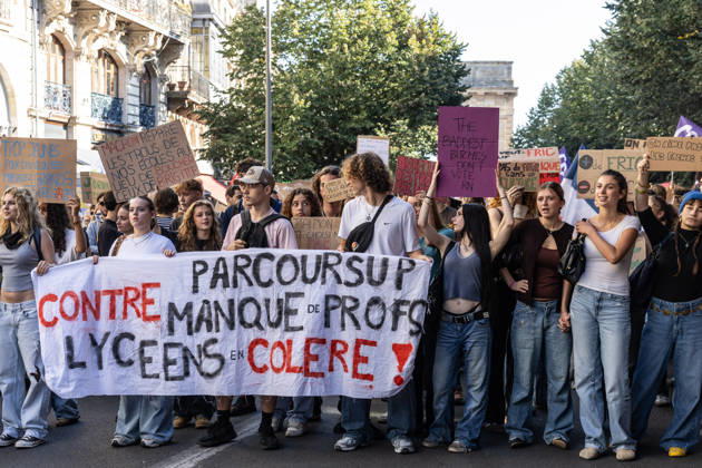 Students Demonstration Over Education Conditions - Bordeaux High school students demonstrate in the streets during a nationwide mobilization calling for more resources and improved conditions in school, in Bordeaux, France, on October 6, 2026. Photo by Margot Le Gonidec ABACAPRESS.COM Bordeaux France Copyright: xLexGonidecxMargot ABACAx