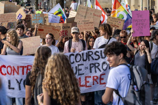 Students Demonstration Over Education Conditions - Bordeaux High school students demonstrate in the streets during a nationwide mobilization calling for more resources and improved conditions in school, in Bordeaux, France, on October 6, 2026. Photo by Margot Le Gonidec ABACAPRESS.COM Bordeaux France Copyright: xLexGonidecxMargot ABACAx