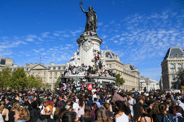 Student Demonstration - Paris People take part in a demonstration part of a nationwide day of actions called by high-school students, joined by unions and teachers, who for days have been demanding better learning conditions in protests punctuated by violent confrontations in Paris, France on October 6, 2026. Students have blocked the entrances to hundreds of high schools for 15- to 17-year-olds since late September, complaining of missing teachers, overloaded timetables, dilapidated classrooms and buildings that cannot cope with rising temperatures. Photo by Lionel Urman ABACAPRESS.COM Paris France Copyright: xUrmanxLionel ABACAx