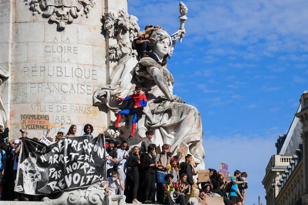 Student Demonstration - Paris People take part in a demonstration part of a nationwide day of actions called by high-school students, joined by unions and teachers, who for days have been demanding better learning conditions in protests punctuated by violent confrontations in Paris, France on October 6, 2026. Students have blocked the entrances to hundreds of high schools for 15- to 17-year-olds since late September, complaining of missing teachers, overloaded timetables, dilapidated classrooms and buildings that cannot cope with rising temperatures. Photo by Lionel Urman ABACAPRESS.COM Paris France Copyright: xUrmanxLionel ABACAx