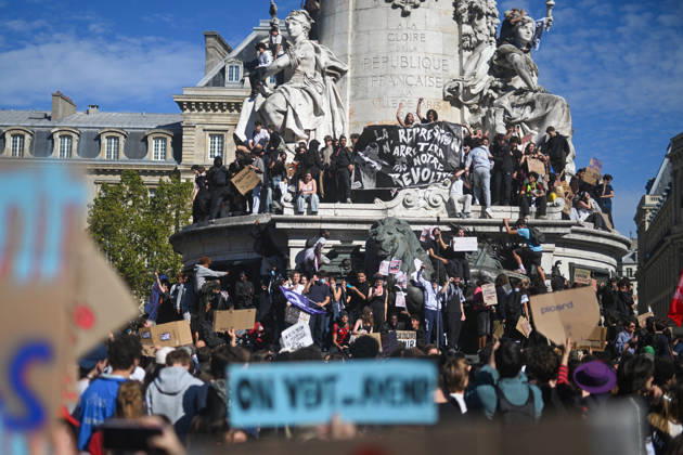Student Demonstration - Paris People take part in a demonstration part of a nationwide day of actions called by high-school students, joined by unions and teachers, who for days have been demanding better learning conditions in protests punctuated by violent confrontations in Paris, France on October 6, 2026. Students have blocked the entrances to hundreds of high schools for 15- to 17-year-olds since late September, complaining of missing teachers, overloaded timetables, dilapidated classrooms and buildings that cannot cope with rising temperatures. Photo by Lionel Urman ABACAPRESS.COM Paris France Copyright: xUrmanxLionel ABACAx