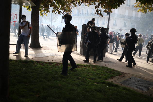 Student Demonstration - Paris Clashes on the sidelines of the students protest against the current state of public education, once again, on October 6, 2026, in Paris, France. They demand more resources for the national education system, and raise against the far right party - le Rassemblement National. Photo by Raphael Lafargue ABACAPRESS.COM Paris France Copyright: xLafarguexRaphael ABACAx