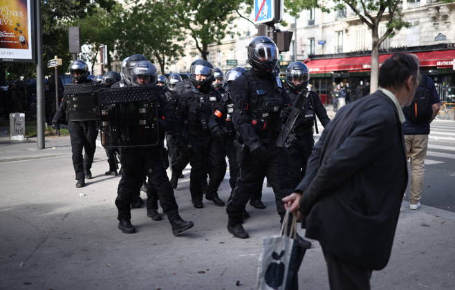 Student Demonstration - Paris Clashes on the sidelines of the students protest against the current state of public education, once again, on October 6, 2026, in Paris, France. They demand more resources for the national education system, and raise against the far right party - le Rassemblement National. Photo by Raphael Lafargue ABACAPRESS.COM Paris France Copyright: xLafarguexRaphael ABACAx