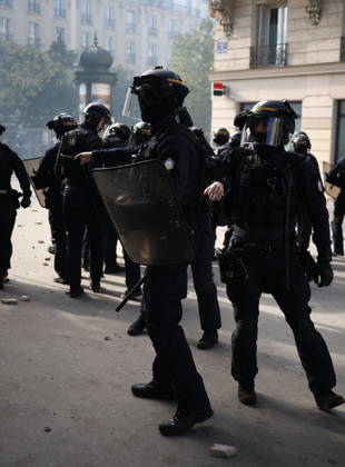 Student Demonstration - Paris Clashes on the sidelines of the students protest against the current state of public education, once again, on October 6, 2026, in Paris, France. They demand more resources for the national education system, and raise against the far right party - le Rassemblement National. Photo by Raphael Lafargue ABACAPRESS.COM Paris France Copyright: xLafarguexRaphael ABACAx