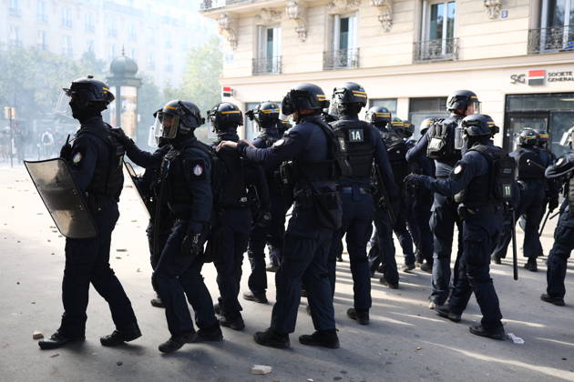 Student Demonstration - Paris Clashes on the sidelines of the students protest against the current state of public education, once again, on October 6, 2026, in Paris, France. They demand more resources for the national education system, and raise against the far right party - le Rassemblement National. Photo by Raphael Lafargue ABACAPRESS.COM Paris France Copyright: xLafarguexRaphael ABACAx