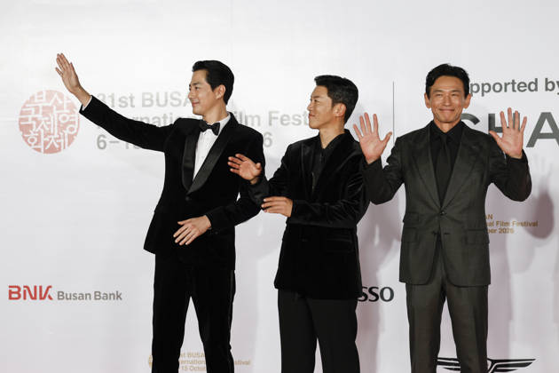stars gather at busan international film festival in south korea (L-R) South Korean actors Zo In-sung, Eum Moon-seok and Hwang Jung-min pose for photographs during a photocall ahead of the opening ceremony of the 31st Busan International Film Festival (BIFF) at the Busan Cinema Center in Busan, South Korea, on October 06, 2026. Busan South Korea Copyright: xMatrixxImages JungxUi-Chelx