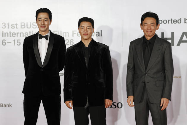 stars gather at busan international film festival in south korea (L-R) South Korean actors Zo In-sung, Eum Moon-seok and Hwang Jung-min pose for photographs during a photocall ahead of the opening ceremony of the 31st Busan International Film Festival (BIFF) at the Busan Cinema Center in Busan, South Korea, on October 06, 2026. Busan South Korea Copyright: xMatrixxImages JungxUi-Chelx