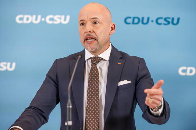 Statement before the CDU CSU caucus meeting by Alexander Hoffmann, Deputy Chair of the CDU CSU parliamentary group in the Bundestag, and Thorsten Frei (CDU), Chair of the parliamentary group, speak during a statement before the parliamentary group meetings on October 6, 2026, in Berlin, Berlin, Berlin, Germany, at the Reichstag