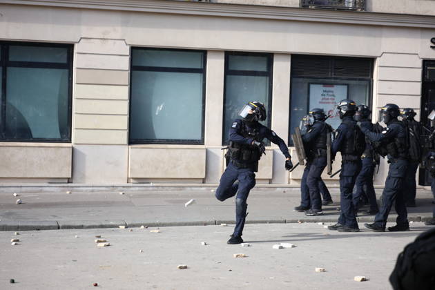 Student Demonstration - Paris Clashes on the sidelines of the students protest against the current state of public education, once again, on October 6, 2026, in Paris, France. They demand more resources for the national education system, and raise against the far right party - le Rassemblement National. Photo by Raphael Lafargue ABACAPRESS.COM Paris France Copyright: xLafarguexRaphael ABACAx