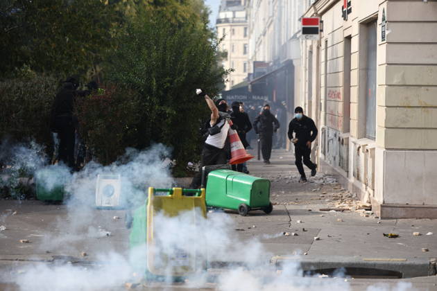 Student Demonstration - Paris Clashes on the sidelines of the students protest against the current state of public education, once again, on October 6, 2026, in Paris, France. They demand more resources for the national education system, and raise against the far right party - le Rassemblement National. Photo by Raphael Lafargue ABACAPRESS.COM Paris France Copyright: xLafarguexRaphael ABACAx