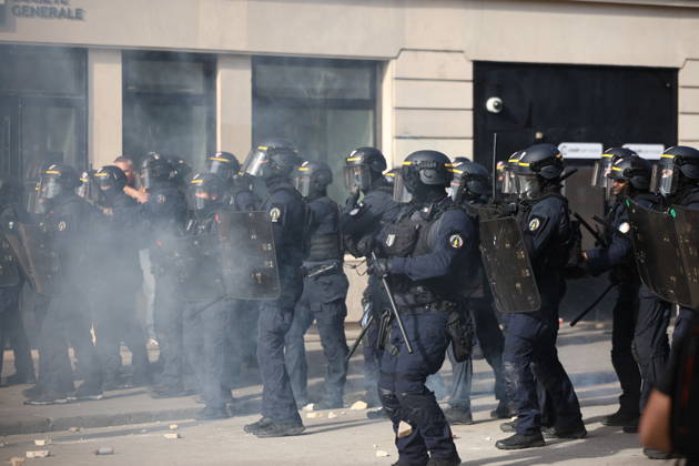 Student Demonstration - Paris Clashes on the sidelines of the students protest against the current state of public education, once again, on October 6, 2026, in Paris, France. They demand more resources for the national education system, and raise against the far right party - le Rassemblement National. Photo by Raphael Lafargue ABACAPRESS.COM Paris France Copyright: xLafarguexRaphael ABACAx