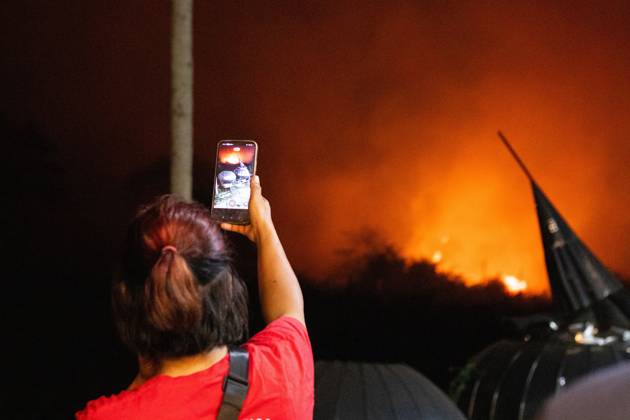 Land Fire Burns in Jambi, Indonesia JAMBI, INDONESIA, OCTOBER 6, 2026: Firefighters battle a land fire burning through trees and vegetation in the Penyengat Rendah area of Jambi City, as local residents observe the blaze. Forest and land fires across parts of Jambi and Sumatra continue to affect air quality and raise environmental concerns during the dry season. Jambi Indonesia Copyright: x xPrabanndaruxWahyuajix xJNAxPressx