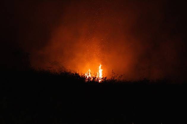 Land Fire Burns in Jambi, Indonesia JAMBI, INDONESIA, OCTOBER 6, 2026: Firefighters battle a land fire burning through trees and vegetation in the Penyengat Rendah area of Jambi City, as local residents observe the blaze. Forest and land fires across parts of Jambi and Sumatra continue to affect air quality and raise environmental concerns during the dry season. Jambi Indonesia Copyright: x xPrabanndaruxWahyuajix xJNAxPressx