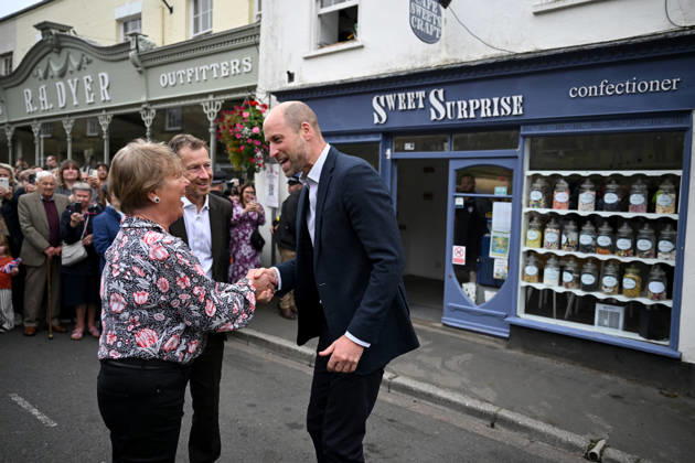 The Prince Of Wales Visits Ilminster ILMINSTER, ENGLAND - OCTOBER 06: Prince William, Prince of Wales shakes hands with Jane Morgan, the owner of Sweet Surprise, during his visit to Sweet Surprise cafe on October 06, 2026 in Ilminster, England. The Prince of Wales visited Ilminster in Somerset to learn about communities growing their resilience to wild fires, flood and challenges caused by extreme weather and global warming., Credit:Finnbarr Webster PA ROTA - B68 Avalon United Kingdom, England, Ilminster Copyright: xFinnbarrxWebsterx xPAxROTAx-xB68x xAvalonx 1141004070