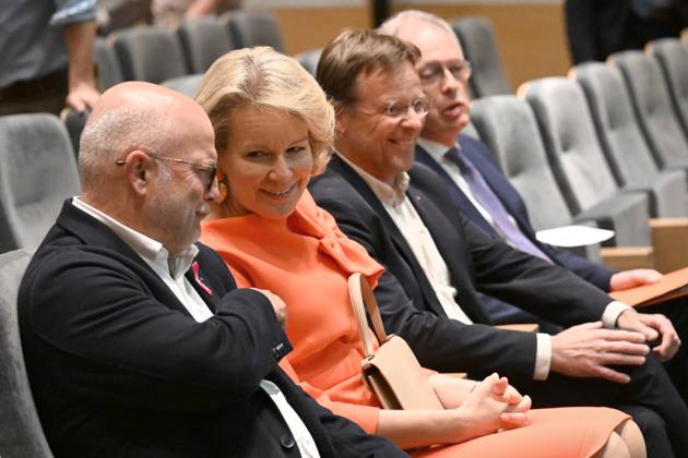Queen Mathilde attends the conference « AI in balance » BRUSSELS, BELGIUM - OCTOBER 06 : Jean-Luc Crucke (Minister for Mobility, Climate and Environmental Transition (Les Engages)) & Patrick Dupriez & Marc Depoortere & Queen Mathilde are attending the closing ceremony of the conference AI in balance Artificial Intelligence, Society and Sustainable Development , organised by the Federal Council for Sustainable Development (CFDD). Following the conference, the Queen will speak with a group of young people about how they use AI in their work to promote sustainable development. This activity forms part of the Queen s role as Advocate for the United Nations Sustainable Development Goals and Honorary President of the CFDD on October 6, 2026 in  Copyright: xDidierxLebrunx