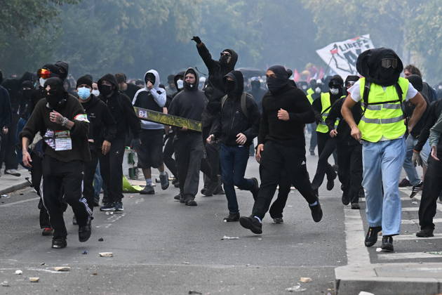 Severe clashes with the police took place during the student demonstration. Student unions had called for a mobilisation of secondary school pupils to demand more resources for secondary schools on 6 October 2026 in Paris. - 06 10 2026 - France Ile-de-France (region) Paris - JulienxMattiax xLexPictorium LePictorium_0341946