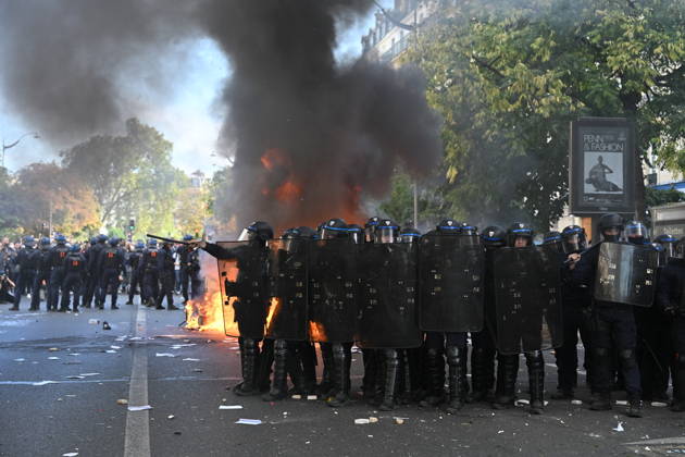 Severe clashes with the police took place during the student demonstration. Student unions had called for a mobilisation of secondary school pupils to demand more resources for secondary schools on 6 October 2026 in Paris. - 06 10 2026 - France Ile-de-France (region) Paris - JulienxMattiax xLexPictorium LePictorium_0341948
