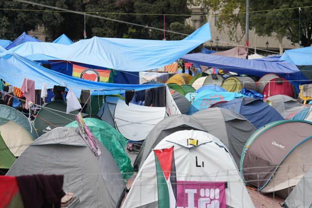 The housing protest camp in Barcelona continues. A general view of the housing protest camp in Plaza Catalunya on October 6, 2026, in Barcelona, Catalonia, Spain. The housing rights encampment in Barcelona’s Plaza Catalunya marks its one-week anniversary this Tuesday. Participants are continuing the protest with no planned end date. OCTOBER 6, 2026 Barcelona Catalonia Barcelona Catalonia Spain  Copyright: xDavidxZorrakinox 7824916