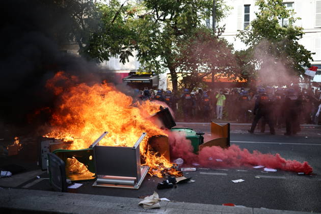 Student Demonstration - Paris Clashes on the sidelines of the students protest against the current state of public education, once again, on October 6, 2026, in Paris, France. They demand more resources for the national education system, and raise against the far right party - le Rassemblement National. Photo by Raphael Lafargue ABACAPRESS.COM Paris France Copyright: xLafarguexRaphael ABACAx