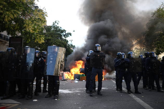 Student Demonstration - Paris Clashes on the sidelines of the students protest against the current state of public education, once again, on October 6, 2026, in Paris, France. They demand more resources for the national education system, and raise against the far right party - le Rassemblement National. Photo by Raphael Lafargue ABACAPRESS.COM Paris France Copyright: xLafarguexRaphael ABACAx