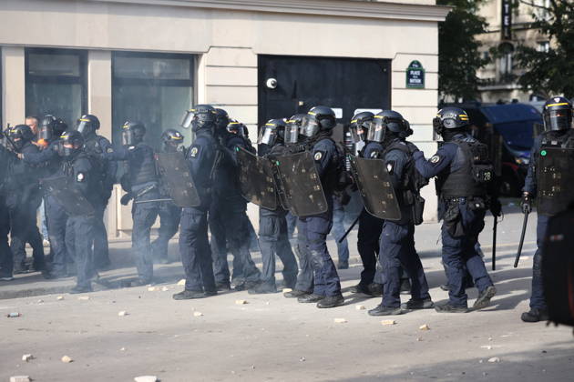 Student Demonstration - Paris Clashes on the sidelines of the students protest against the current state of public education, once again, on October 6, 2026, in Paris, France. They demand more resources for the national education system, and raise against the far right party - le Rassemblement National. Photo by Raphael Lafargue ABACAPRESS.COM Paris France Copyright: xLafarguexRaphael ABACAx