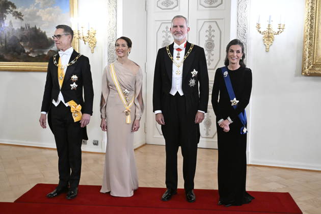 LKS 20261006 Spain s King Felipe (2nd right) and Queen Letizia (right) pose with Finland s President Alexander Stubb (left) and and his wife Suzanne Innes-Stubb (2nd left) before the dinner at the Presidential Palace in Helsinki, Finland, on October 6, 2026. Spain s King Felipe and Queen Letizia are on a two-day state visit to Finland. - HEIKKI SAUKKOMAA Helsinki Finland Copyright: xHeikkixSaukkomaax cj-W21w_2zE