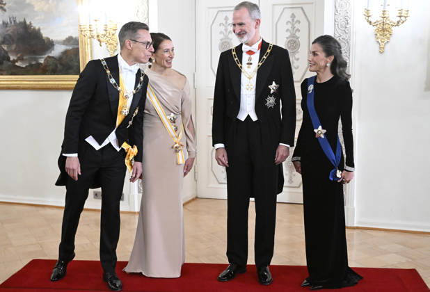 LKS 20261006 Spain s King Felipe (2nd right) and Queen Letizia (right) pose with Finland s President Alexander Stubb (left) and and his wife Suzanne Innes-Stubb (2nd left) before the dinner at the Presidential Palace in Helsinki, Finland, on October 6, 2026. Spain s King Felipe and Queen Letizia are on a two-day state visit to Finland. - HEIKKI SAUKKOMAA Helsinki Finland Copyright: xHeikkixSaukkomaax wQWQJW3endY