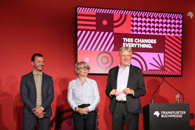 Opening of the 78th Frankfurt Book Fair: Juergen Boos (right), Director of the Frankfurt Book Fair; Jill Lepore (center), American historian and author; and Sebastian Guggolz (left), President of the German Publishers and Booksellers Association, stand 2026-10-06_frankfurter-buchmesse_17