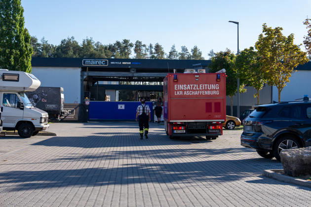 Machine Fire in Warehouse Causes Heavy Smoke; Company Building Evacuated On Tuesday, October 6, 2026, a machine fire broke out in Alzenau in the Aschaffenburg district. The fire started in the electrical system of a machine and caused heavy smoke to fill the warehouse and offices.
