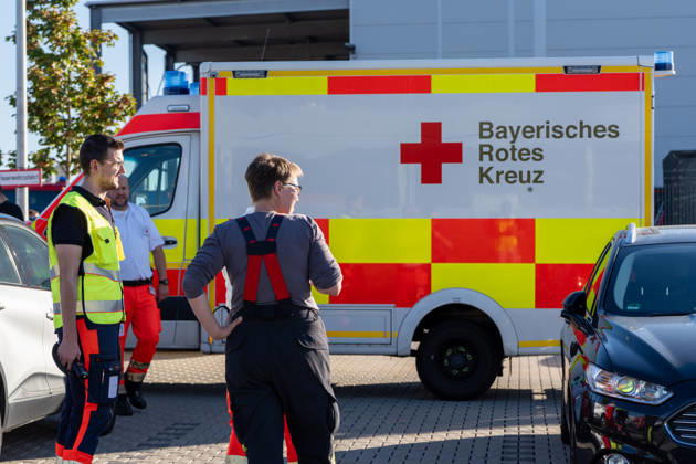 Machine Fire in Warehouse Causes Heavy Smoke; Company Building Evacuated On Tuesday, October 6, 2026, a machine fire broke out in Alzenau in the Aschaffenburg district. The fire started in the electrical system of a machine and caused heavy smoke to fill the warehouse and offices.