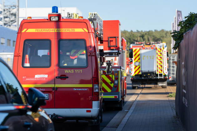 Machine Fire in Warehouse Causes Heavy Smoke; Company Building Evacuated On Tuesday, October 6, 2026, a machine fire broke out in Alzenau in the Aschaffenburg district. The fire started in the electrical system of a machine and caused heavy smoke to fill the warehouse and offices.