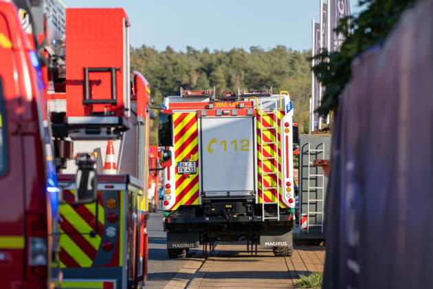 Machine Fire in Warehouse Causes Heavy Smoke; Company Building Evacuated On Tuesday, October 6, 2026, a machine fire broke out in Alzenau in the Aschaffenburg district. The fire started in the electrical system of a machine and caused heavy smoke to fill the warehouse and offices.