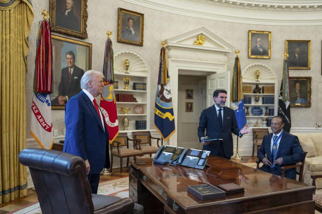 October 6, 2026, Washington, Dc, United States of America: U.S. President Donald Trump meets with golfer Tiger Woods and PGA Tour leaders at the Resolute Desk in the Oval Office of the White House, February 20, 2025 in Washington, D.C. Woods, who received the Presidential Medal of Freedom from Trump in 2019, joined PGA Tour leaders at the White House for talks on a proposed deal with Saudi ArabiaÃ¢â‚¬â ¢s Public Investment Fund before Trump introduced him as a surprise guest at a Black History Month reception. Washington United States of America - ZUMAp138 20261006_zaa_p138_022 Copyright: xJoycexN.xBoghosian WhitexHousex