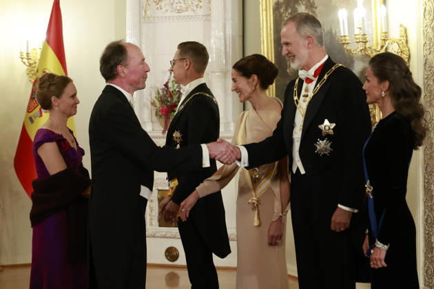 The King and Queen Attend a State Dinner Hosted by the President of the Republic of Finland The King and Queen, King Felipe and Queen Letizia, along with the President of Finland, Cai Göran Alexander Stubb, and the First Lady, Suzanne Innes Stubb, are greeted by the Speaker of the Finnish Parliament at the Presidential Palace on October 6, 2026, in Helsinki, Finland. ROYAL HOUSE KING AND QUEEN Europa Press 10 06 2026 Helsinki Helsinki Spain Copyright: xEuropaxPressx 7825124