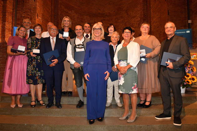 Ulrike Scharf, Bavarian Minister of State, with all the award recipients; Presentation of the Bavarian State Medal for Social Service 2026; All Saints Day; Hofkirche, Munich; October 6, 2026
