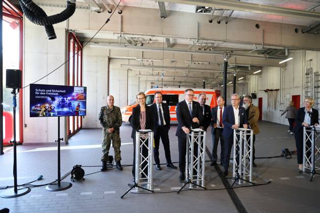 Regierungsmedienkonferenz 06.10.2026, Erfurt, Gefahrenabwehrzentrum Sued, Fahrzeughalle, die Landesregierung besser gegen hybride Bedrohungen, Cyberangriffe und Drohnen absichern, erstmals tritt das Thueringer Sicherheitskabinett zusammen, unter dem Leitgedanken Thueringen resilient machen beraten alle Mitglieder der Landesregierung gemeinsam mit Vertretern der Thueringer Sicherheitsbehoerden (Polizei, Landeskriminalamt, Verfassungsschutz, Landesverwaltungsamt und Landeskommando der Bundeswehr) über 11 Punkte fuer Schutz und Vorsorge Regierungsmedienkonferenz im Anschluss an das Sicherheitskabinett, bei der ueber die wichtigsten Ergebnisse informiert wird im Bild: Finanzministerin Katja Wolf (Thueringen.Gerecht), Ministerpraesident Mario V