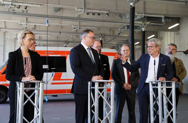 Regierungsmedienkonferenz 06.10.2026, Erfurt, Gefahrenabwehrzentrum Sued, Fahrzeughalle, die Landesregierung besser gegen hybride Bedrohungen, Cyberangriffe und Drohnen absichern, erstmals tritt das Thueringer Sicherheitskabinett zusammen, unter dem Leitgedanken Thueringen resilient machen beraten alle Mitglieder der Landesregierung gemeinsam mit Vertretern der Thueringer Sicherheitsbehoerden (Polizei, Landeskriminalamt, Verfassungsschutz, Landesverwaltungsamt und Landeskommando der Bundeswehr) über 11 Punkte fuer Schutz und Vorsorge Regierungsmedienkonferenz im Anschluss an das Sicherheitskabinett, bei der ueber die wichtigsten Ergebnisse informiert wird im Bild: Finanzministerin Katja Wolf (Thueringen.Gerecht), Ministerpraesident Mario V