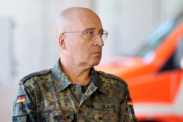 Regierungsmedienkonferenz 06.10.2026, Erfurt, Gefahrenabwehrzentrum Sued, Fahrzeughalle, die Landesregierung besser gegen hybride Bedrohungen, Cyberangriffe und Drohnen absichern, erstmals tritt das Thueringer Sicherheitskabinett zusammen, unter dem Leitgedanken Thueringen resilient machen beraten alle Mitglieder der Landesregierung gemeinsam mit Vertretern der Thueringer Sicherheitsbehoerden (Polizei, Landeskriminalamt, Verfassungsschutz, Landesverwaltungsamt und Landeskommando der Bundeswehr) über 11 Punkte fuer Schutz und Vorsorge Regierungsmedienkonferenz im Anschluss an das Sicherheitskabinett, bei der ueber die wichtigsten Ergebnisse informiert wird im Bild: Kommandeur des Landeskommando Thueringen der Bundeswehr Oberst Klaus Glaab