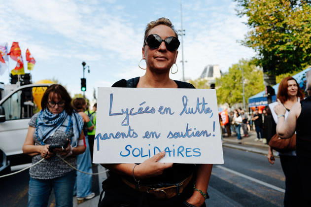 A mother shows her solidarity with the students and secondary school pupils. As part of the nationwide student protest, the march in Paris on Tuesday drew between 56,000 and 100,000 demonstrators, according to the Ministry of the Interior and the organising secondary school and student organisations (USL, FAGE, Union étudiante, UNEF). The demonstration proceeded peacefully, despite a few scuffles at Place de la Nation. - 06 10 2026 - France Ile-de-France (region) Paris -  JanxSchmidt-Whitley LexPictorium LePictorium_0342009