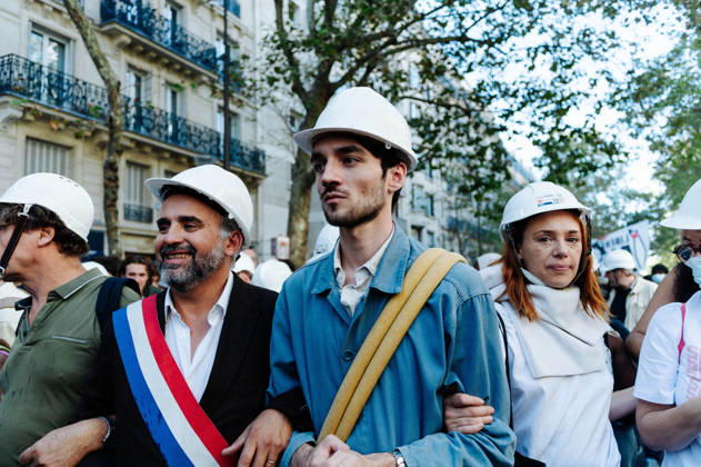 White Helmets, elected representatives and members of civil society campaigning against police violence. As part of the nationwide student protest, the march in Paris on Tuesday drew between 56,000 and 100,000 demonstrators, according to the Ministry of the Interior and the organising secondary school and student organisations (USL, FAGE, Union étudiante, UNEF). The demonstration proceeded peacefully, despite a few scuffles at Place de la Nation. - 06 10 2026 - France Ile-de-France (region) Paris -  JanxSchmidt-Whitley LexPictorium LePictorium_0342028