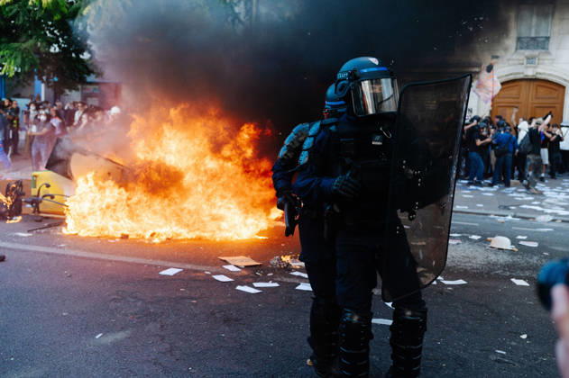Police officers in front of one of the few barricades at the demonstration. As part of the nationwide student protest, the march in Paris on Tuesday drew between 56,000 and 100,000 demonstrators, according to the Ministry of the Interior and the organising secondary school and student organisations (USL, FAGE, Union étudiante, UNEF). The demonstration proceeded peacefully, despite a few scuffles at Place de la Nation. - 06 10 2026 - France Ile-de-France (region) Paris -  JanxSchmidt-Whitley LexPictorium LePictorium_0342032