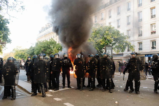 Police officers in front of one of the few barricades at the demonstration. As part of the nationwide student protest, the march in Paris on Tuesday drew between 56,000 and 100,000 demonstrators, according to the Ministry of the Interior and the organising secondary school and student organisations (USL, FAGE, Union étudiante, UNEF). The demonstration proceeded peacefully, despite a few scuffles at Place de la Nation. - 06 10 2026 - France Ile-de-France (region) Paris -  JanxSchmidt-Whitley LexPictorium LePictorium_0342034