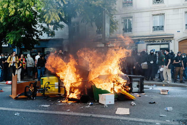 One of the few bonfires at the demonstration. As part of the nationwide student protest, the march in Paris on Tuesday drew between 56,000 and 100,000 demonstrators, according to the Ministry of the Interior and the organising secondary school and student organisations (USL, FAGE, Union étudiante, UNEF). The demonstration proceeded peacefully, despite a few scuffles at Place de la Nation. - 06 10 2026 - France Ile-de-France (region) Paris -  JanxSchmidt-Whitley LexPictorium LePictorium_0342031