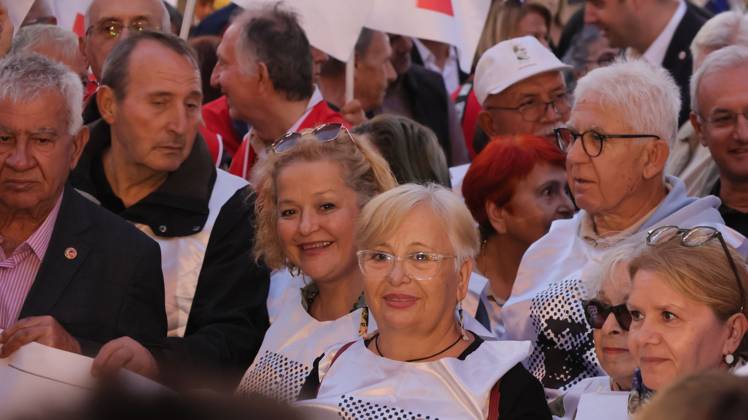 October 6, 2026, Â°Zmir, ToÂ¼rkiye: IZMIR, TURKEY, OCTOBER 5, 2026: Protesters gather outside the Turkan Saylan Cultural Center in Izmir to oppose reports that Izmir Metropolitan Mayor Cemil Tugay could join President Recep Tayyip Erdogan s ruling AKP. Trade unions, professional organizations, political groups and civil society representatives joined the demonstration after police prevented participants from holding a planned march in Konak. Tugay resigned from the CHP in June and has since served as an independent mayor. Protesters called on him to resign rather than change his political affiliation while remaining in office. Â°Zmir Türkiye - ZUMAq101 20261006_zna_q101_143 Copyright: xTurgayxKilicx